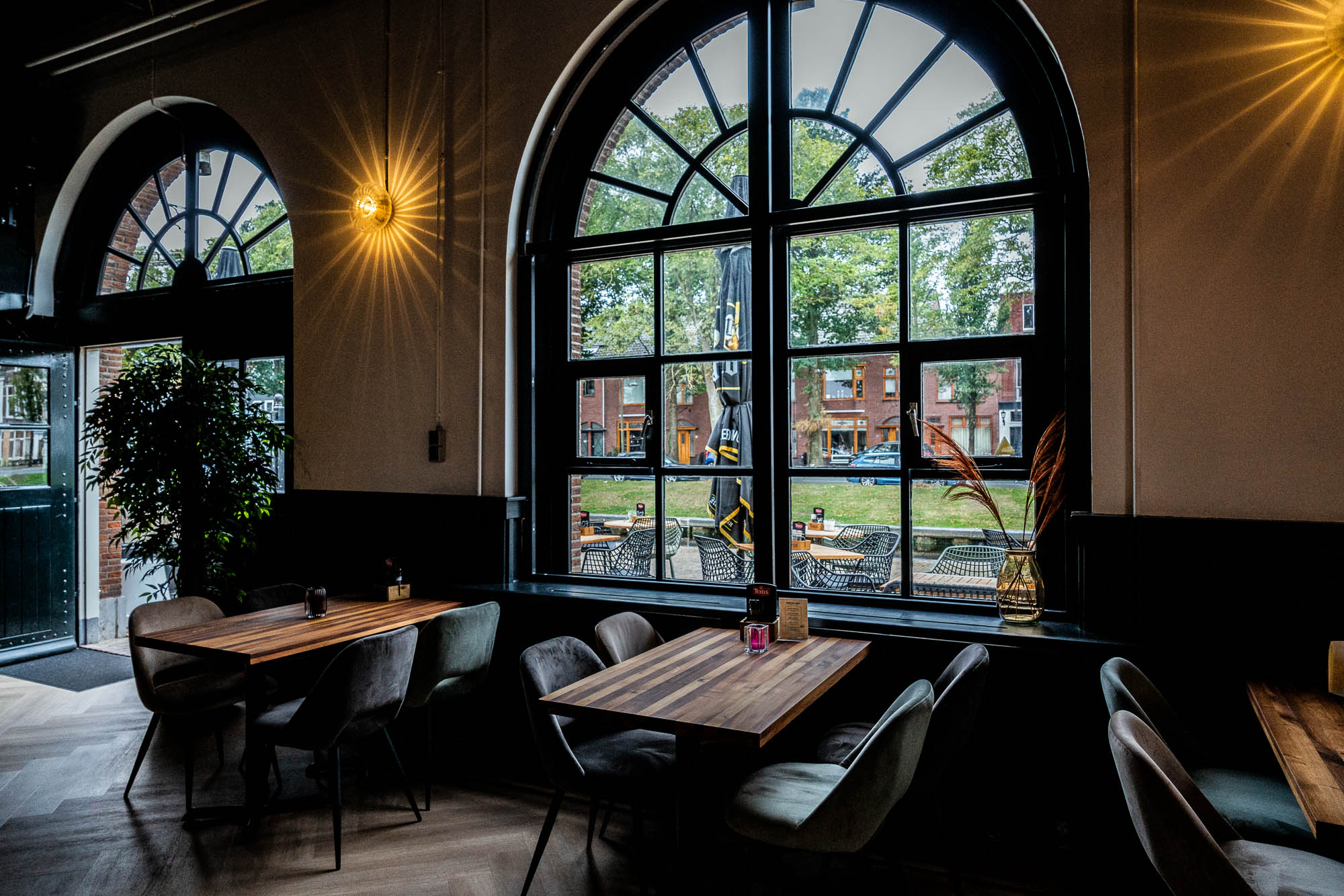 Karakteristieke raampartij van De Werf Food & Drinks op Willemsoord