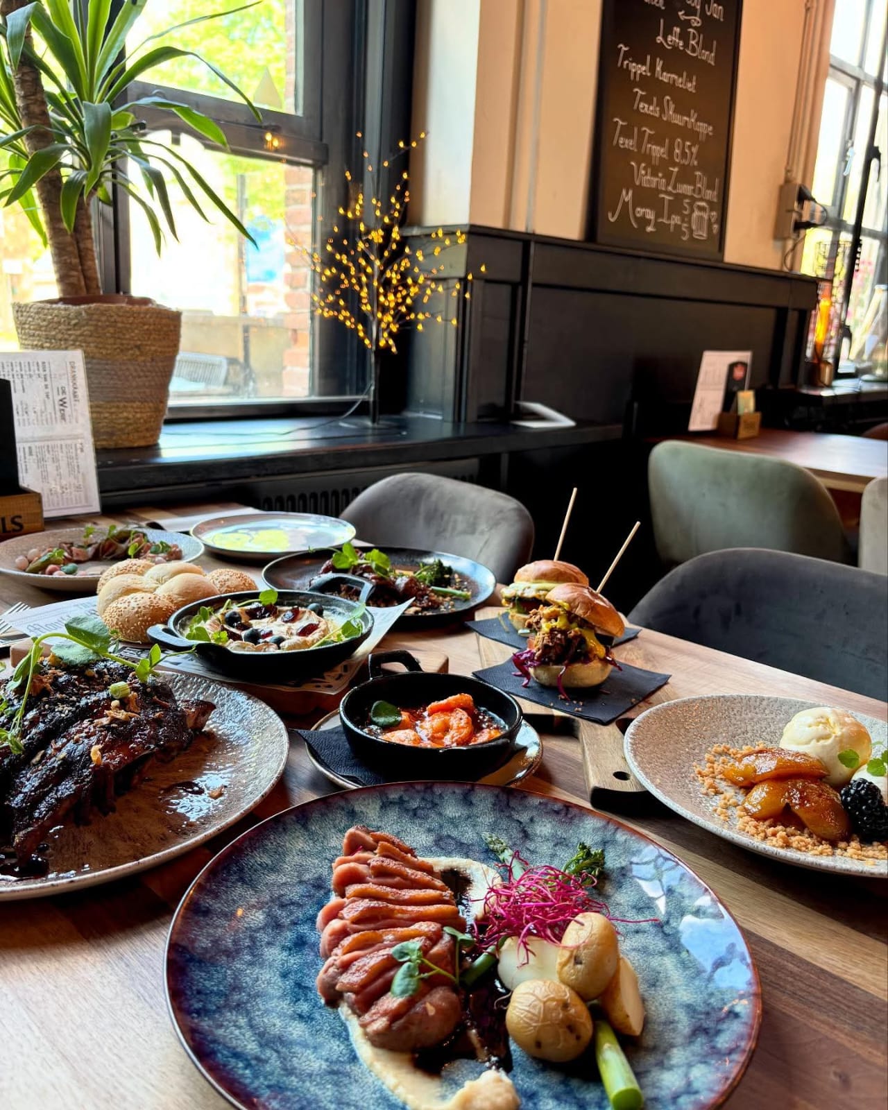 Tafel vol gerechten bij De Werf Food & Drinks in Den Helder